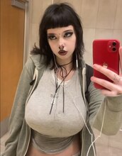 femme  3838857287