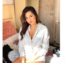 femme  2606995494