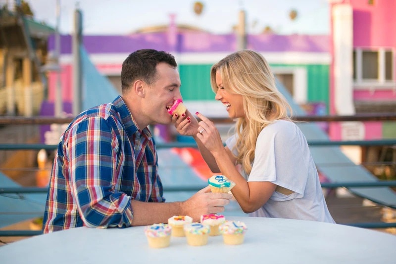 couple eats cupcakes