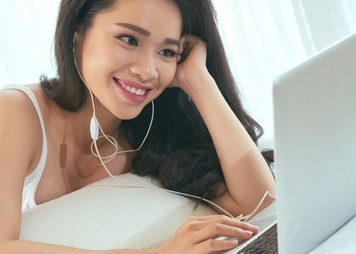 smiling woman with laptop